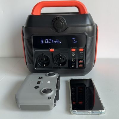Buitenaardse mobiele elektriciteitscentrale met 600W zonnepanelen opladen en sinusvormige golfopbrengst