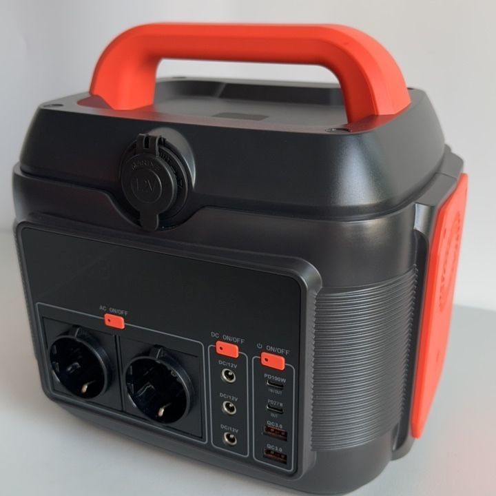 Buitenaardse mobiele elektriciteitscentrale met 600W zonnepanelen opladen en sinusvormige golfopbrengst